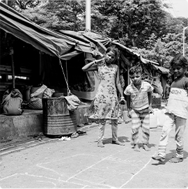lunch plates to Wadala Flyover’s homeless community