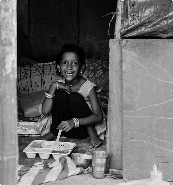 Daily food distribution by Samya India for the homeless and underserved