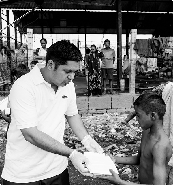 Volunteers distributing freshly prepared meals across Mumbai